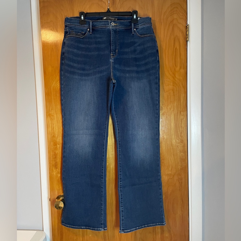 LEVI’S Women’s Perfectly Slimming Bootcut 512 Jeans Size 16M